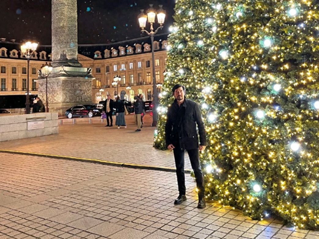 62岁费翔晒自拍庆生，头发茂密，胡须抢眼！颜值与40年前并无差距(图6)