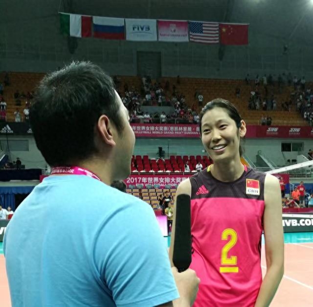 朱婷英语水平进步飞快!郎平送《900句》做礼物,出国不用带翻译(图1) 朱婷英语水平进步飞快!郎平送《900句》做礼物,出国不用带翻译(图1)