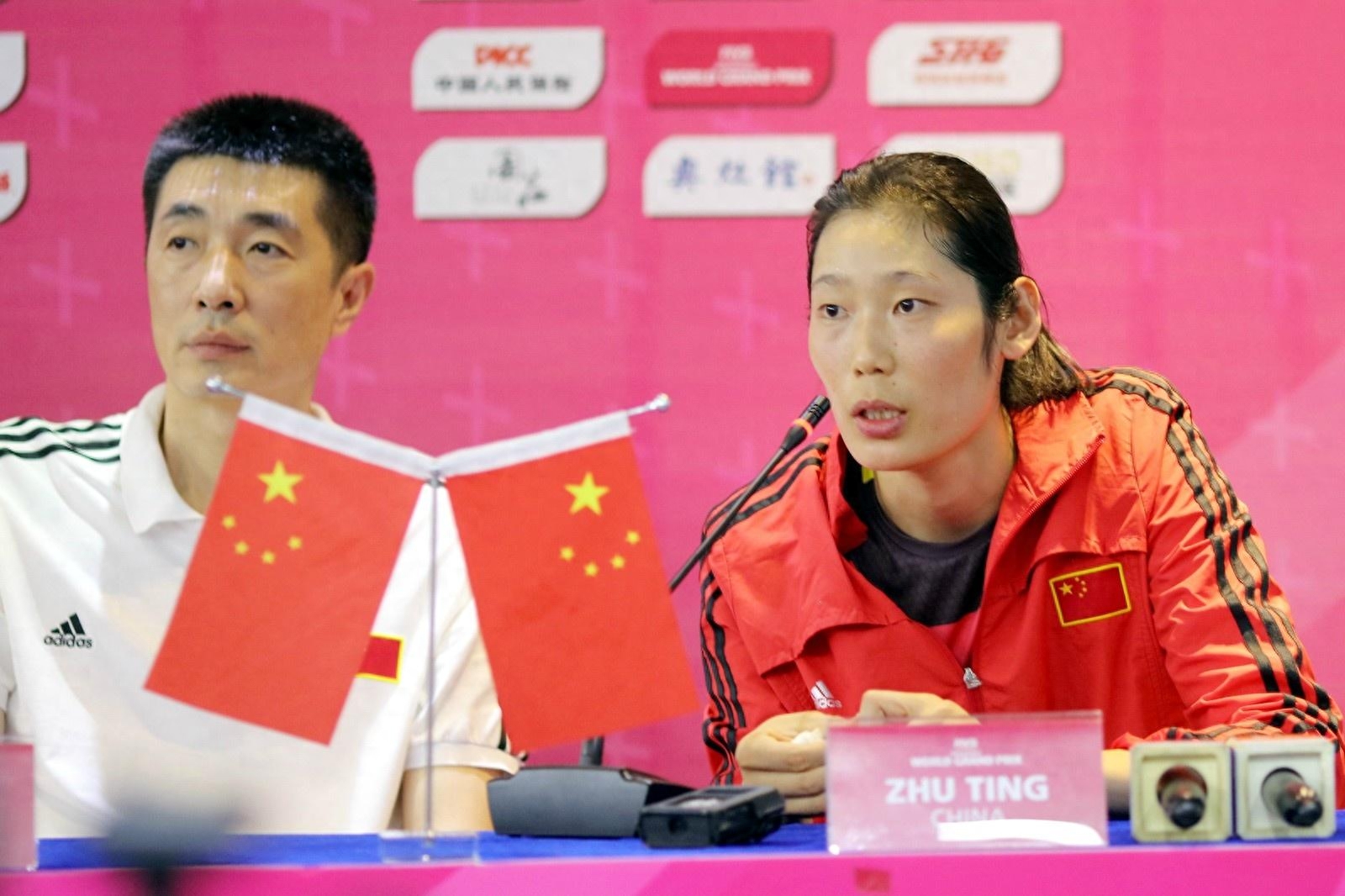 朱婷英语水平进步飞快!郎平送《900句》做礼物,出国不用带翻译(图2) 朱婷英语水平进步飞快!郎平送《900句》做礼物,出国不用带翻译(图2)