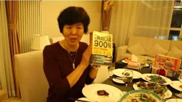 朱婷英语水平进步飞快!郎平送《900句》做礼物,出国不用带翻译(图3) 朱婷英语水平进步飞快!郎平送《900句》做礼物,出国不用带翻译(图3)