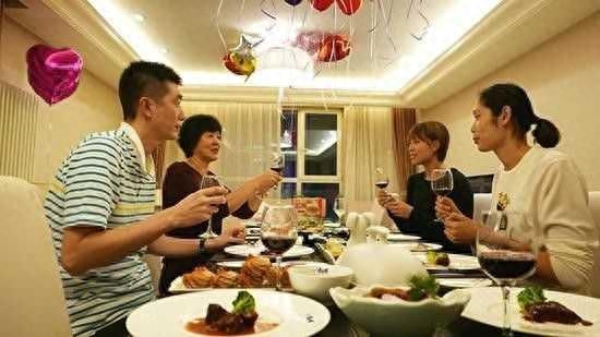 朱婷英语水平进步飞快!郎平送《900句》做礼物,出国不用带翻译(图4) 朱婷英语水平进步飞快!郎平送《900句》做礼物,出国不用带翻译(图4)