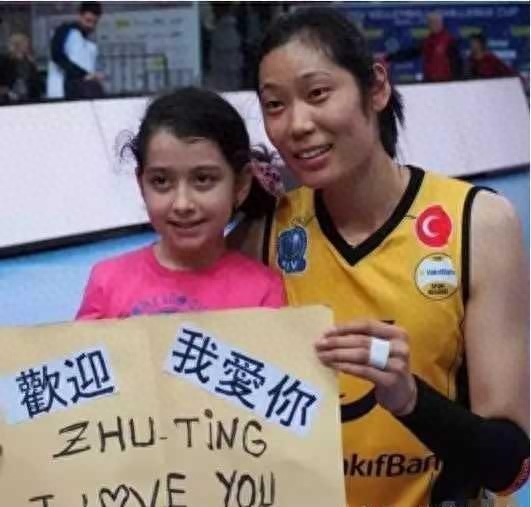 朱婷英语水平进步飞快!郎平送《900句》做礼物,出国不用带翻译(图5) 朱婷英语水平进步飞快!郎平送《900句》做礼物,出国不用带翻译(图5)