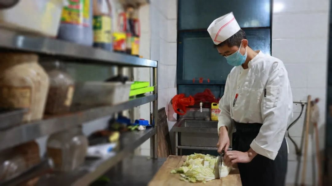 战疫进行时｜筑牢后勤保障网——记翔宇接待中心全体员工(图4)