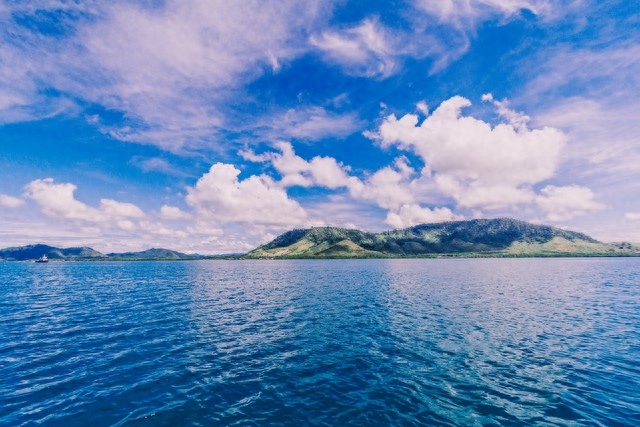 蔚蓝色大海的极致温柔文案｜“自带滤镜的秋，海是可触碰的蓝天”(图1)