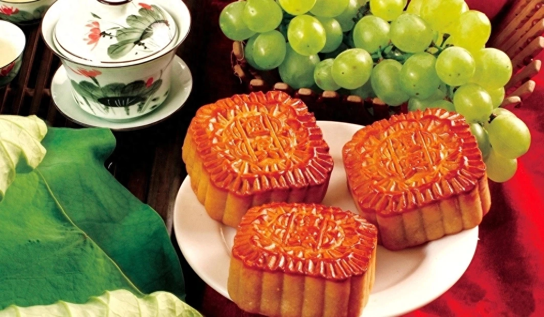 中秋佳节：明月当空，家人相伴，温馨团圆的幸福时刻(图3)