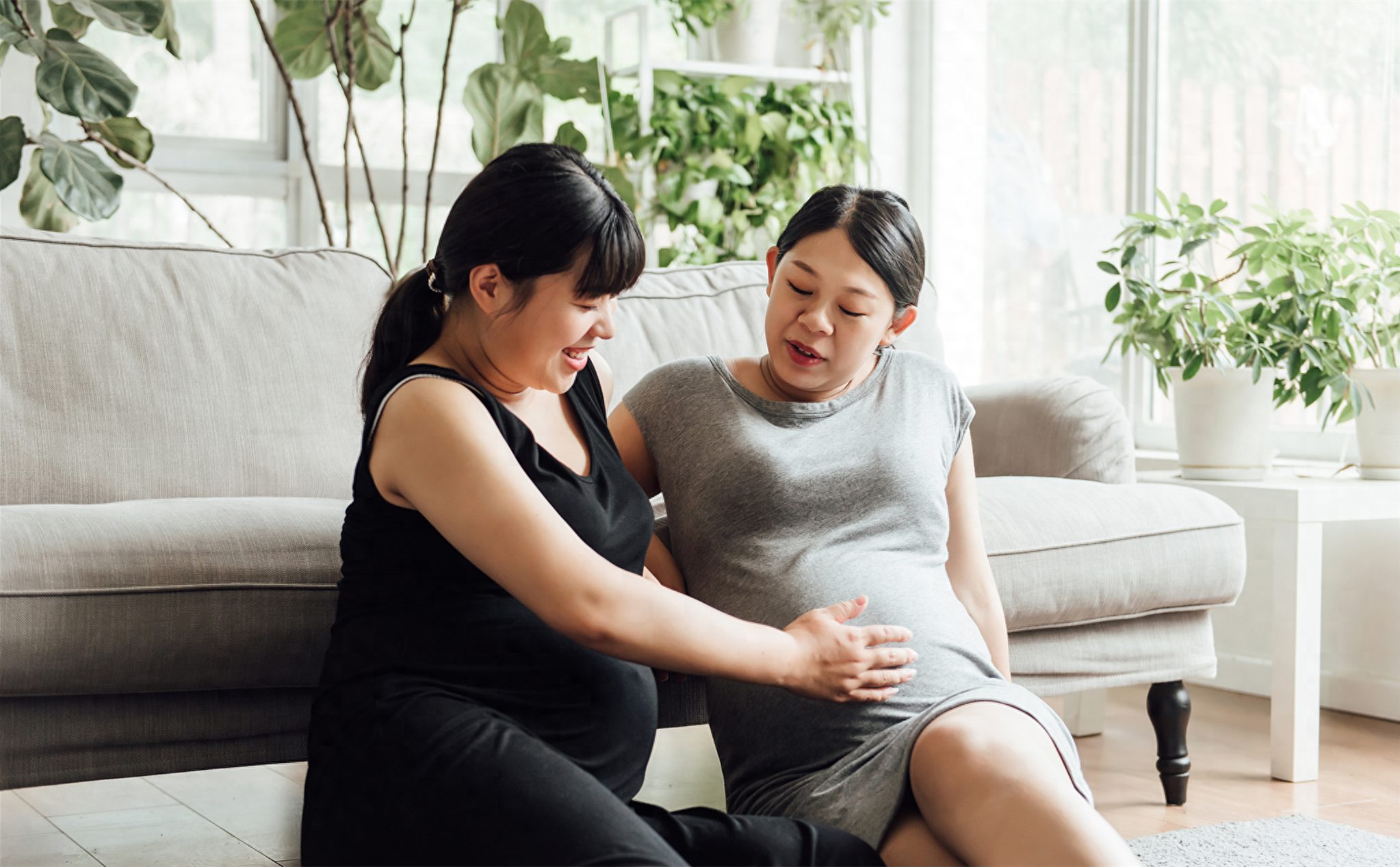 儿媳产后8天过生日，婆婆带全家13口人空手来庆生：儿媳，你做饭(图2)