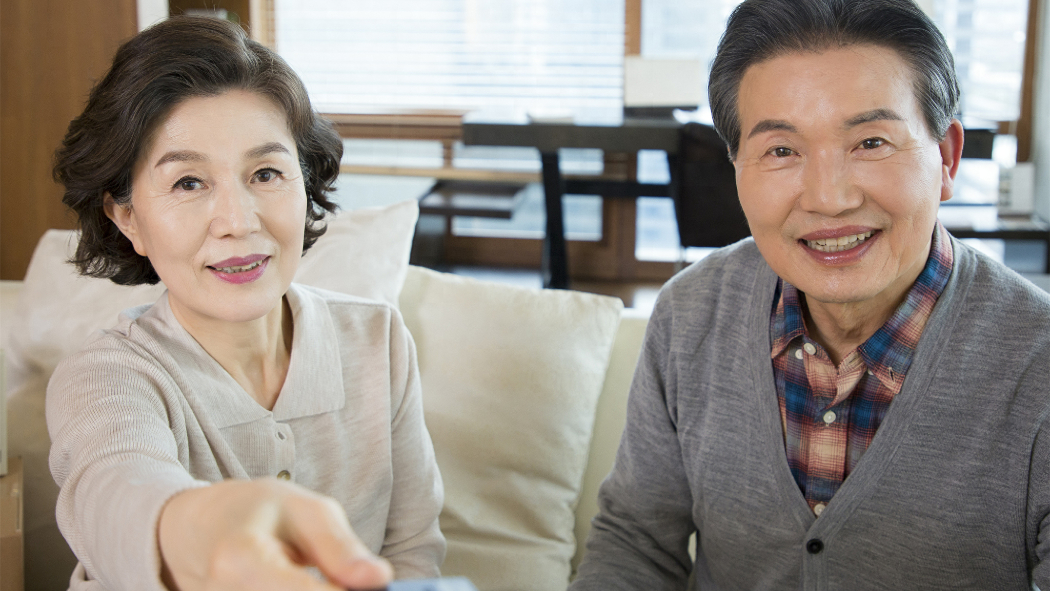 儿媳产后8天过生日，婆婆带全家13口人空手来庆生：儿媳，你做饭(图4)