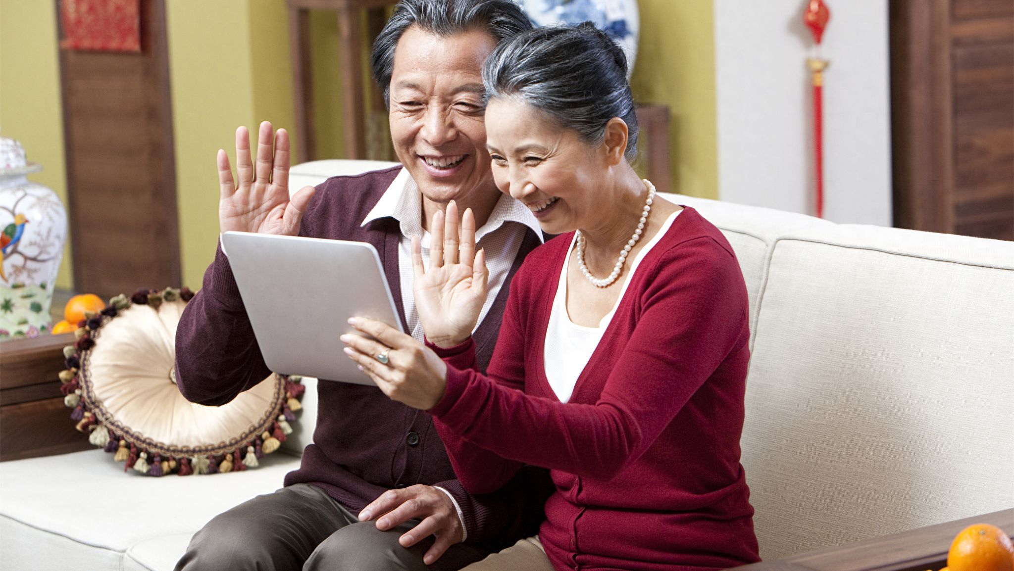 儿媳产后8天过生日，婆婆带全家13口人空手来庆生：儿媳，你做饭(图5)