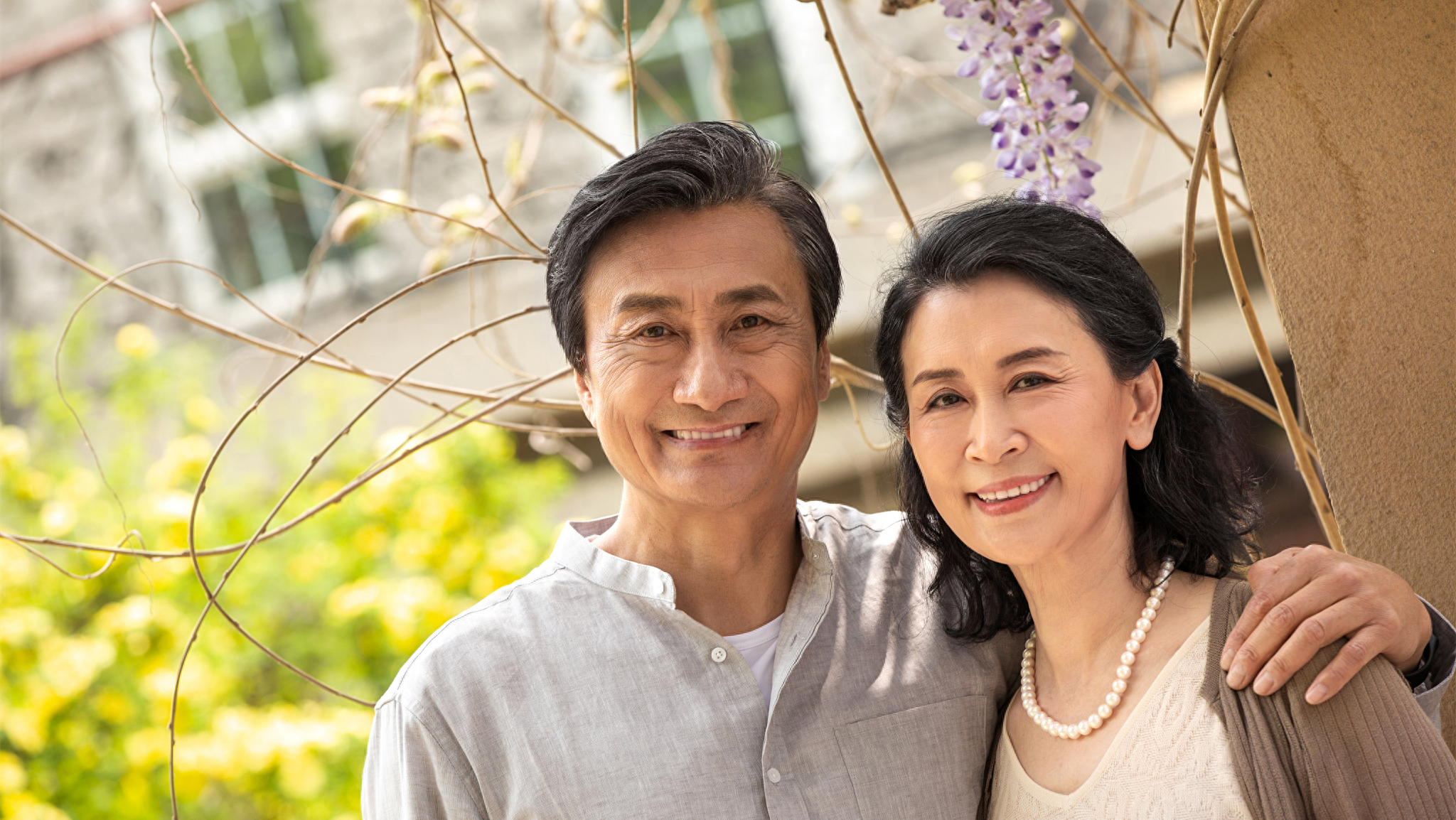 儿媳产后8天过生日，婆婆带全家13口人空手来庆生：儿媳，你做饭(图6)