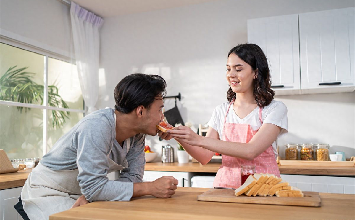 儿媳产后8天过生日，婆婆带全家13口人空手来庆生：儿媳，你做饭(图7)