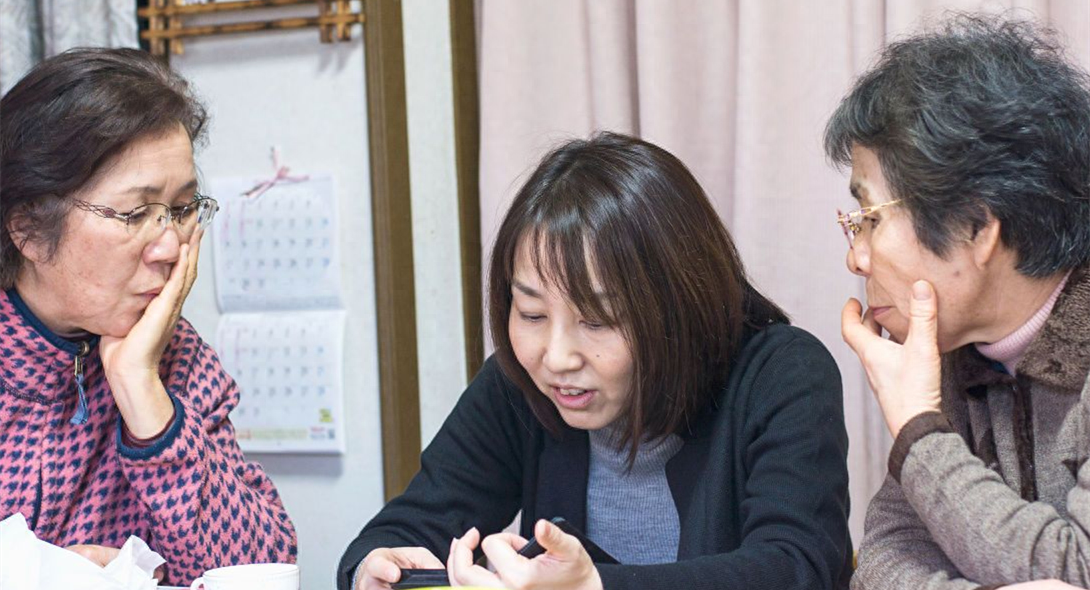 儿媳产后8天过生日，婆婆带全家13口人空手来庆生：儿媳，你做饭(图8)