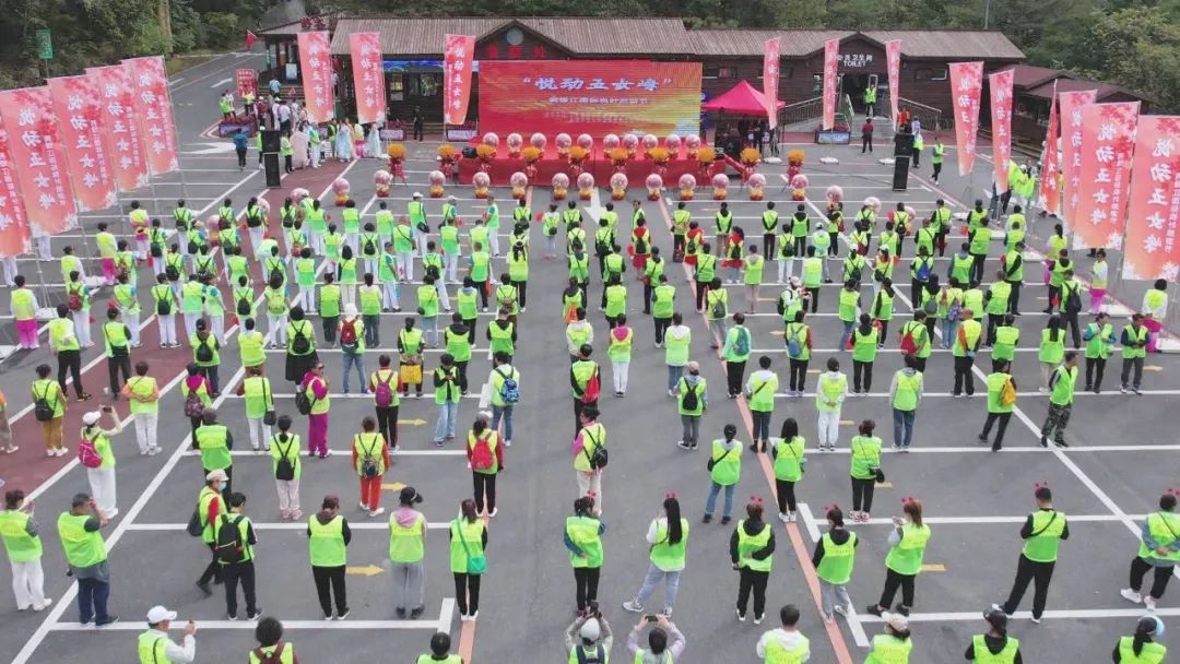 赏红叶“天花板”！这个秋天，总要去爬一次五女峰吧！(图2)