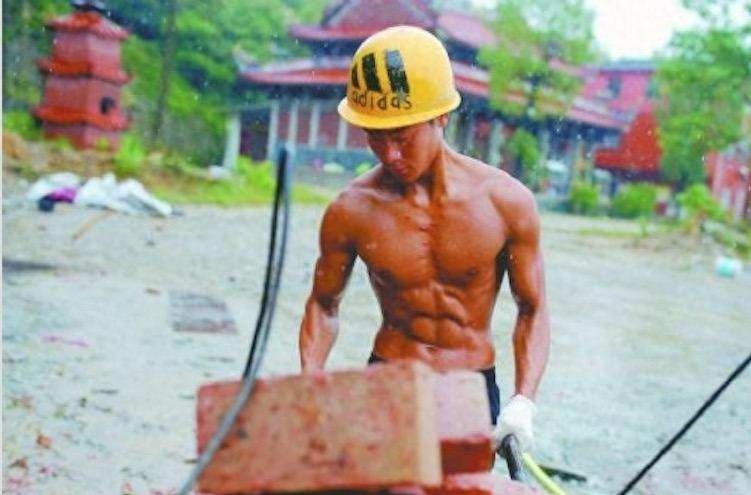 27岁湖北小伙，工地搬砖月薪两千，却靠跳钢管舞爆火，存款几十万(图1)