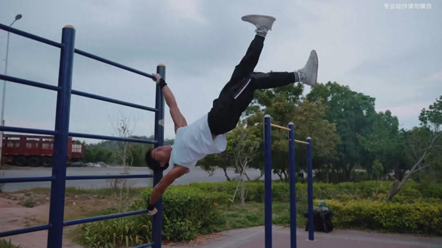 27岁湖北小伙，工地搬砖月薪两千，却靠跳钢管舞爆火，存款几十万(图16)