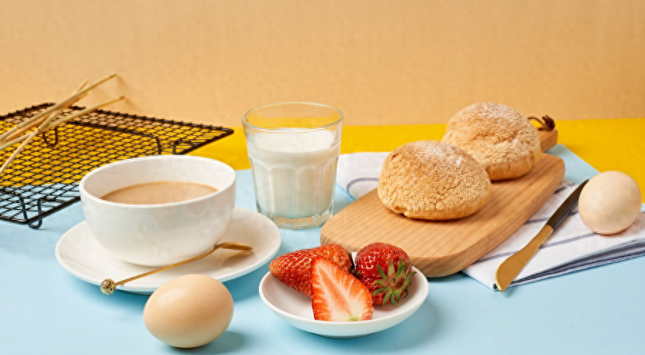 馒头VS面包，早餐到底吃哪个好？看完这篇文章就不会再纠结了(图1)