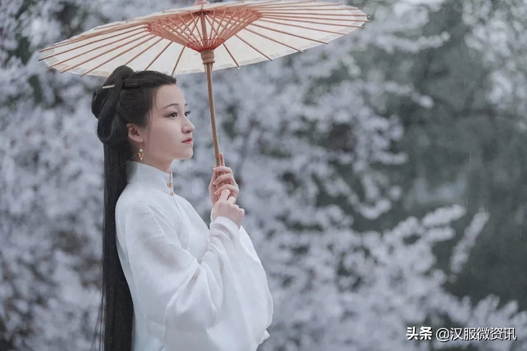 汉服美文 | 穿过岁月的风尘，回眸在经年的转角(图1)