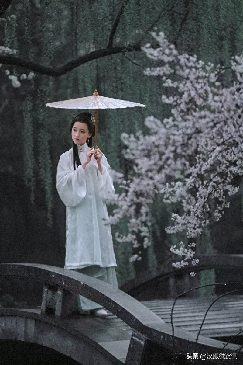 汉服美文 | 穿过岁月的风尘，回眸在经年的转角(图2)