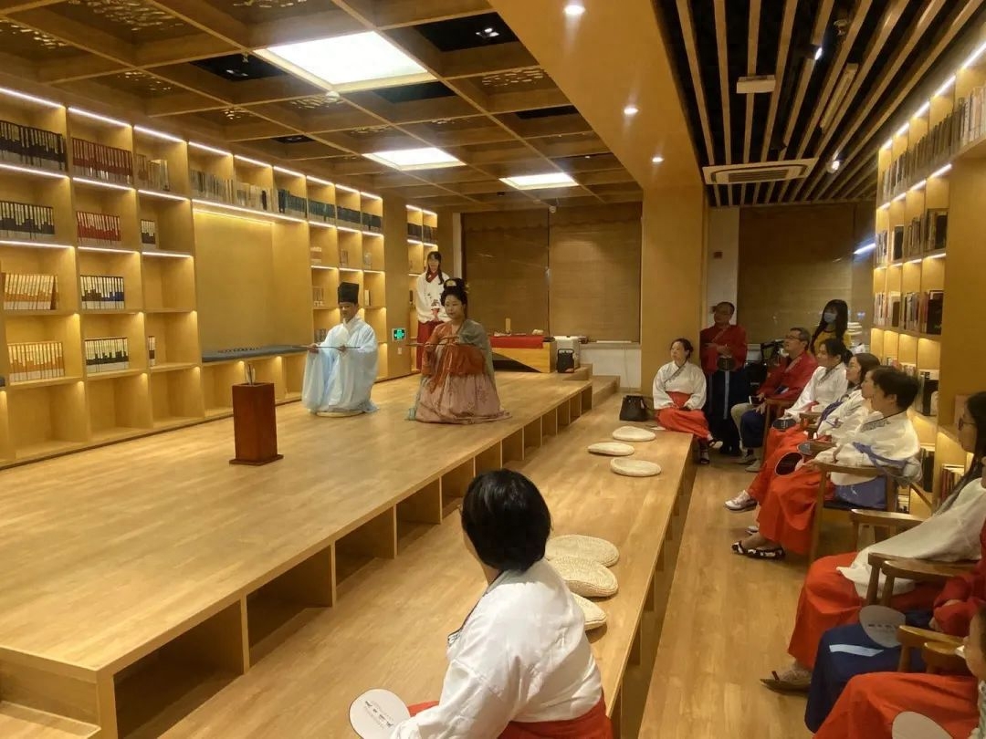 投壶行令拜明月，身着汉服迎中秋(图1)