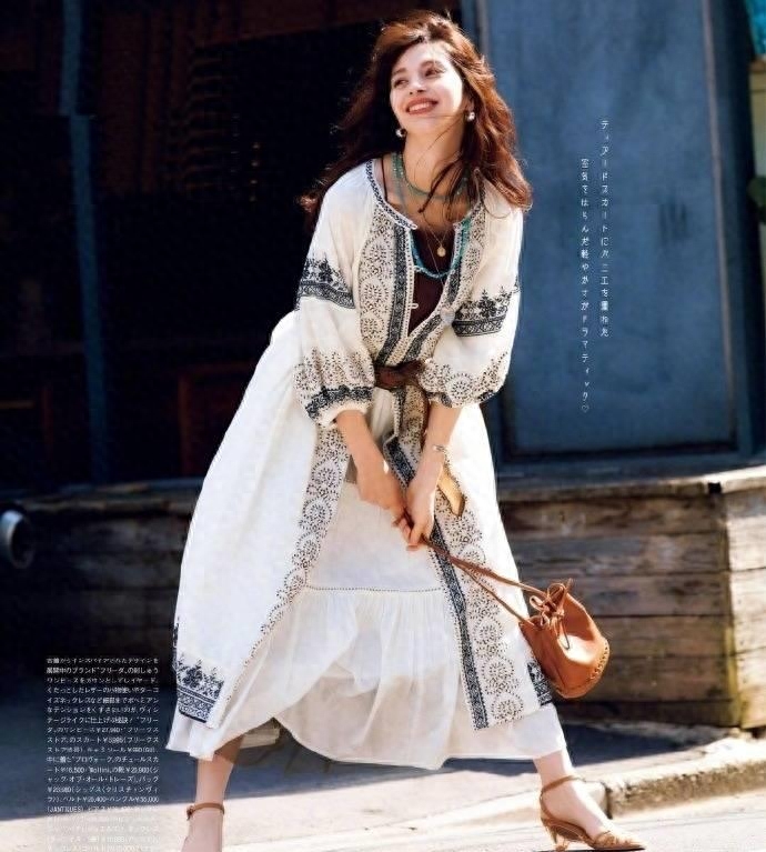 为什么推荐熟女留“长卷发”？时髦不说，关键有女人味还显脸小(图4)