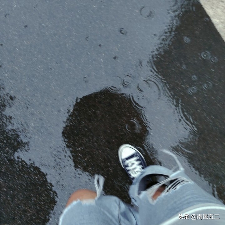 关于下雨的文案 每一次听雨 都是在与自己和解(图3)