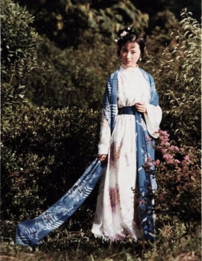 《红楼梦》里黛玉写的《葬花词》，看哭了多少人(图2)