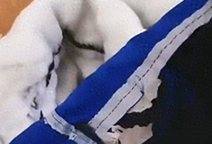 孩子穿上棉校服冻得发抖，衣服里面填充物是塑料，校方回应惹众怒(图3)