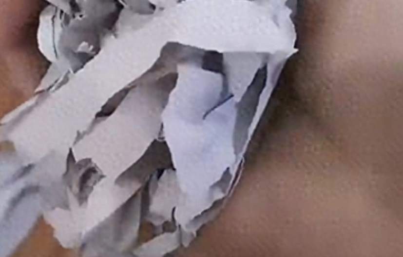 孩子穿上棉校服冻得发抖，衣服里面填充物是塑料，校方回应惹众怒(图5)