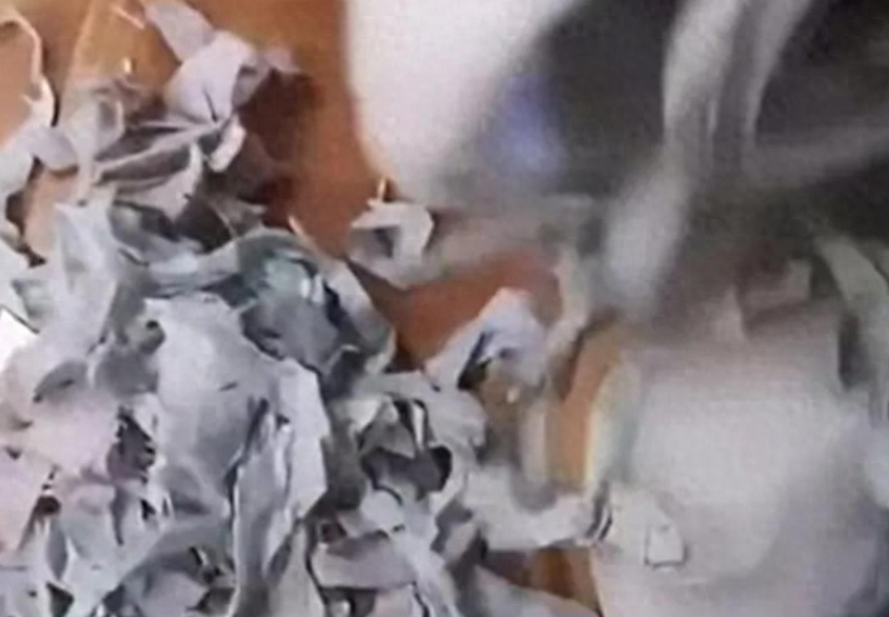 孩子穿上棉校服冻得发抖，衣服里面填充物是塑料，校方回应惹众怒(图6)