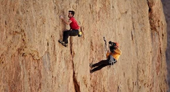 奥斯卡最佳纪录片《徒手攀岩》：不要控制恐惧，而要消除恐惧(图2)