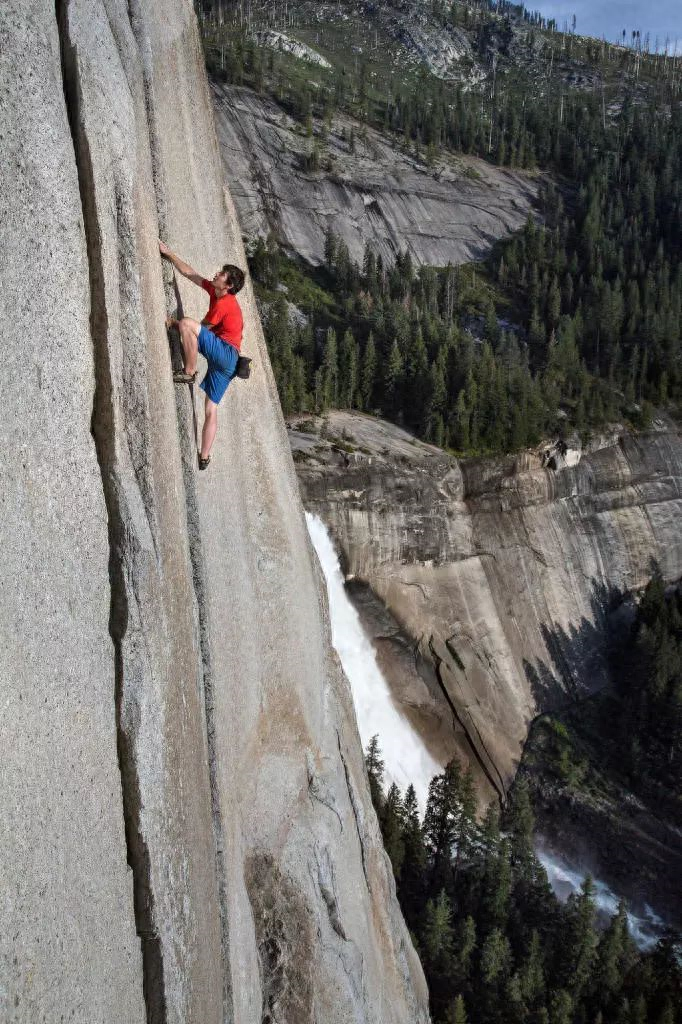 奥斯卡最佳纪录片《徒手攀岩》：不要控制恐惧，而要消除恐惧(图45)