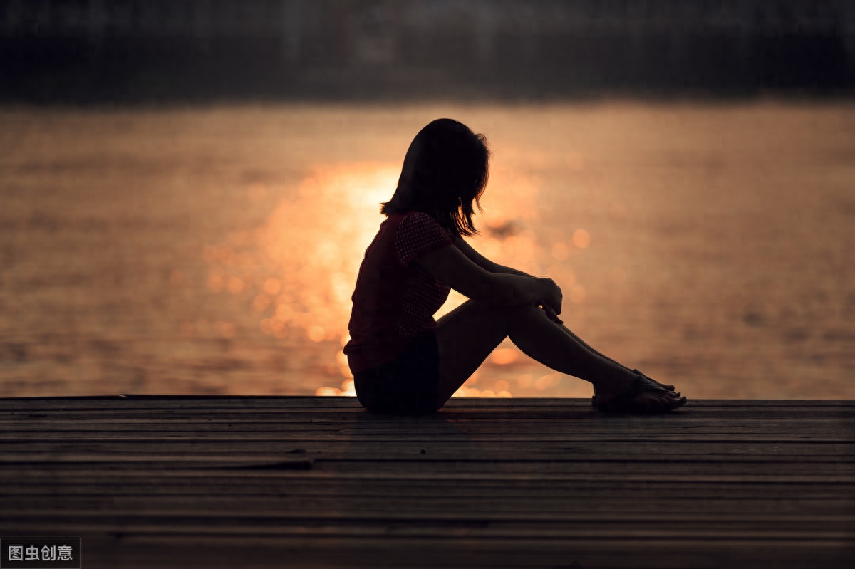 一个人伤心的说说，送给深夜孤独的你(图1)