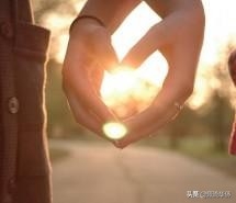 关于爱情的唯美古风句子： 飘尽万水千山，情意亦不变(图1)