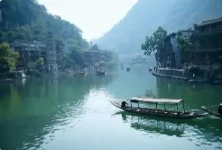 愿你我再相逢时，你眼里依旧星辰闪烁，笑里全是坦荡——《边城》(图2)