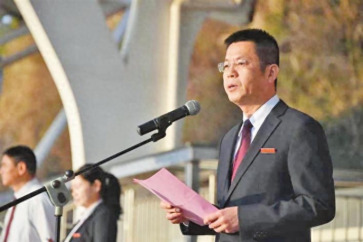 铆足牛劲，成为了不起的自己！开学典礼上深圳高中校长金句频出(图1)