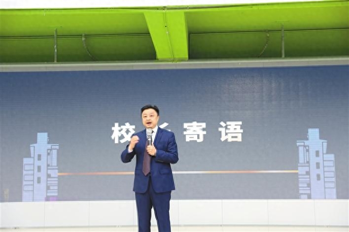 铆足牛劲，成为了不起的自己！开学典礼上深圳高中校长金句频出(图2)