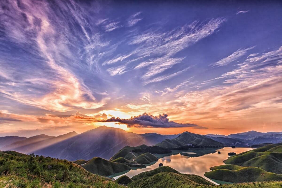 40句黄昏与日落的文案：落日归山海，山海藏深意，余晖伴晚霞(图1)