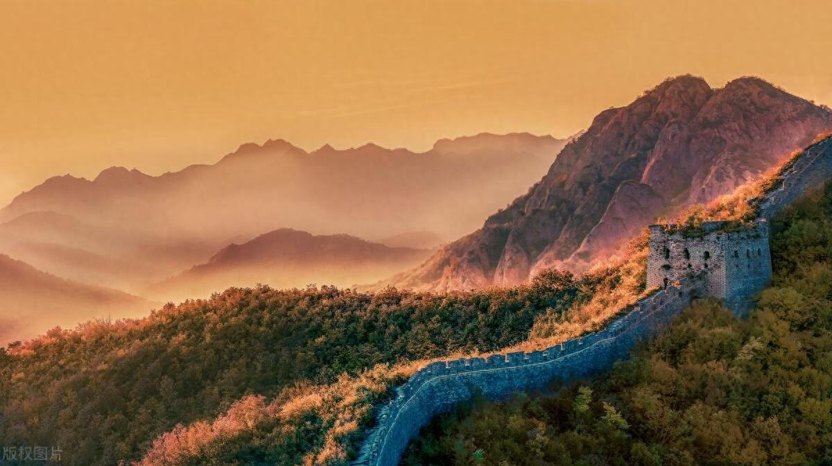 40句黄昏与日落的文案：落日归山海，山海藏深意，余晖伴晚霞(图3)