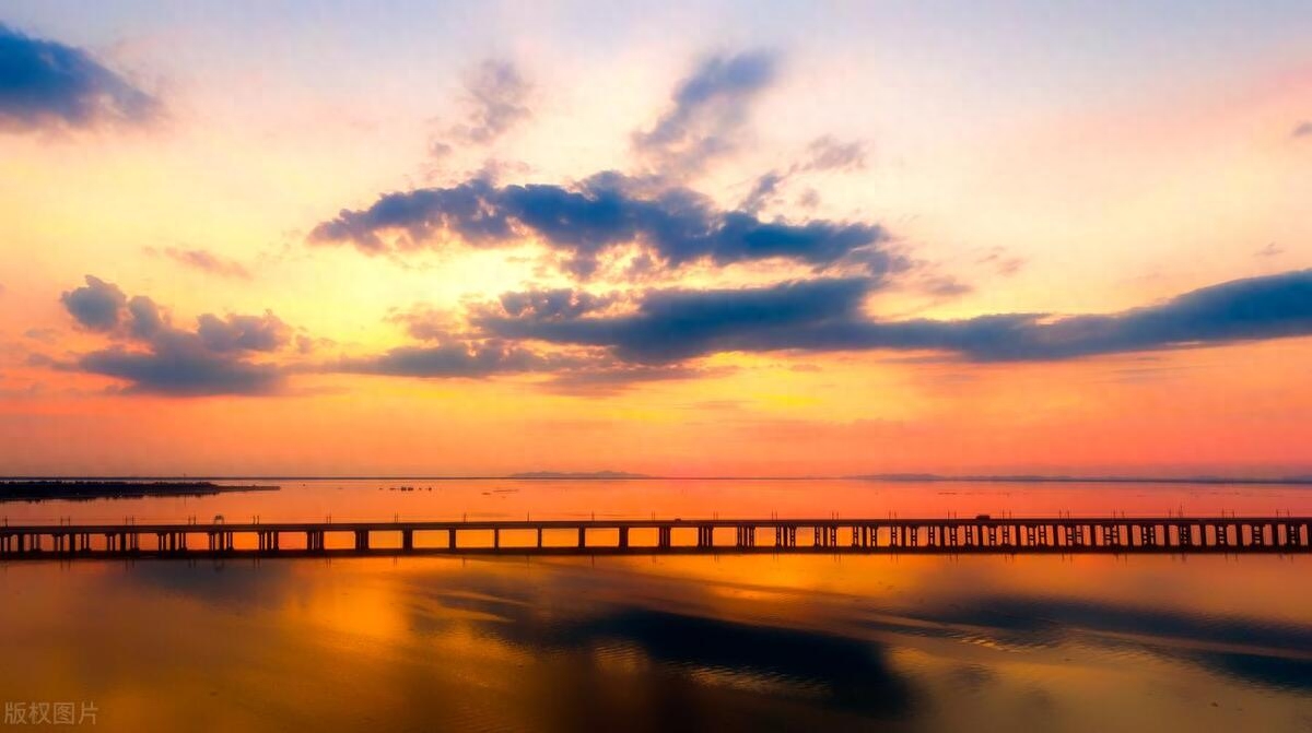 40句黄昏与日落的文案：落日归山海，山海藏深意，余晖伴晚霞(图5)