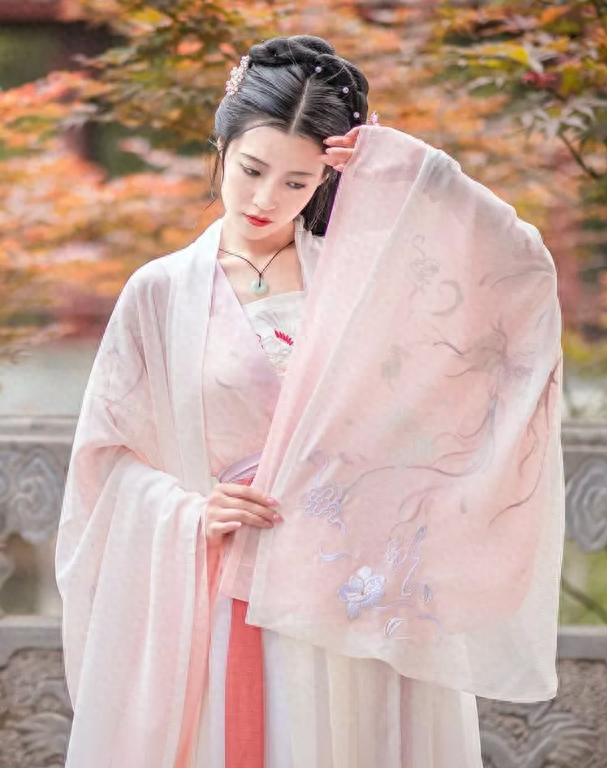 汉服之美，一梦千年；晨钟暮鼓，静守流年(图1)