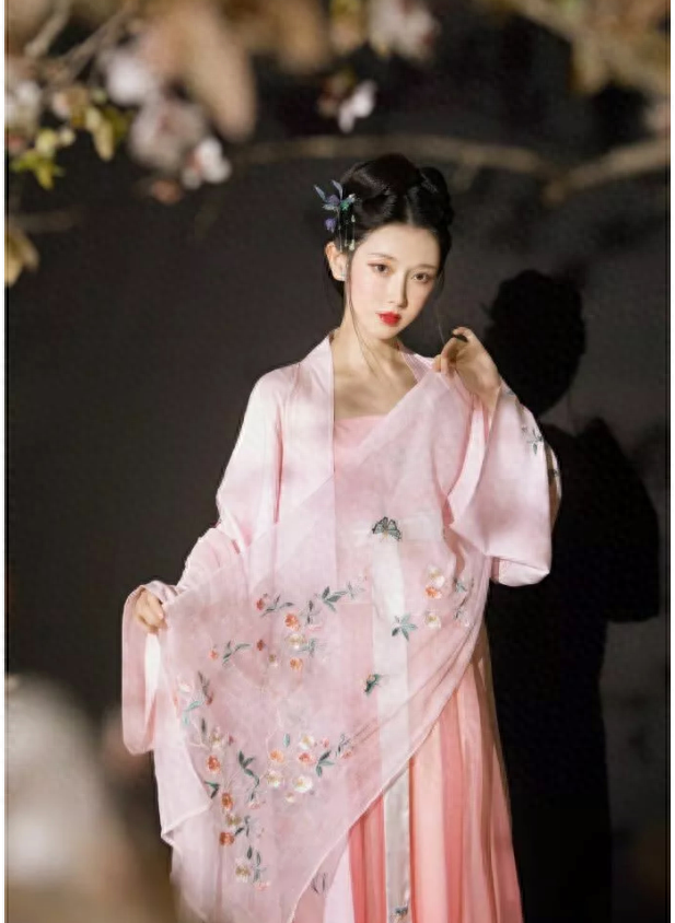 汉服之美，一梦千年；晨钟暮鼓，静守流年(图11)