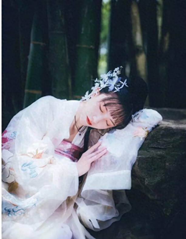 汉服之美，一梦千年；晨钟暮鼓，静守流年(图16)