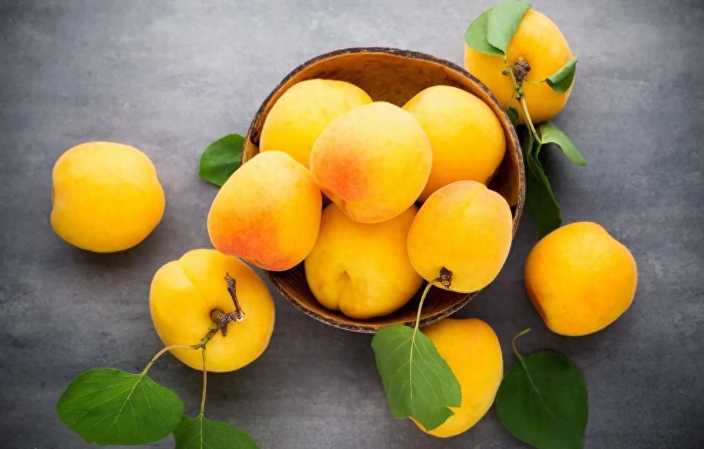 诗词之杏：绿水满池塘，点水蜻蜓避燕忙(图2)