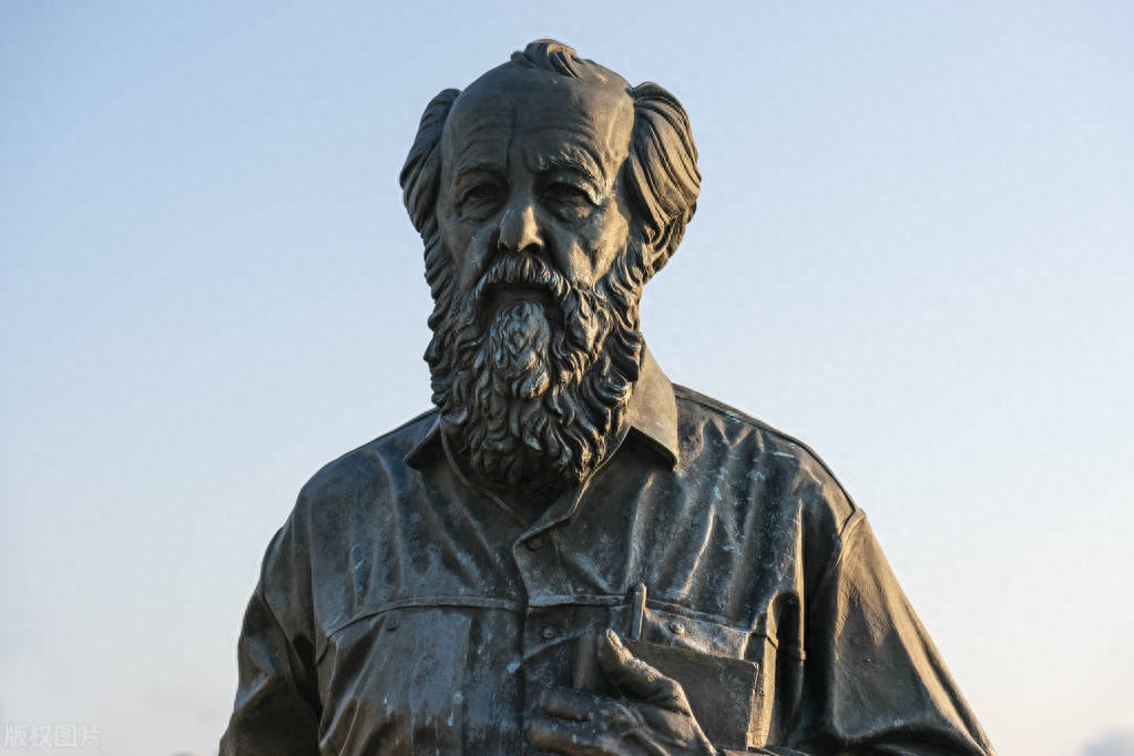 膜拜！伟大的索尔仁尼琴，伟大的人格与作品，他这十句格言真犀利(图1)