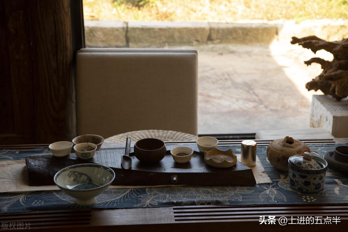 面对人生风雨，要冷静思考，勇往直前，不被困难吓倒，坚持前行。(图6)