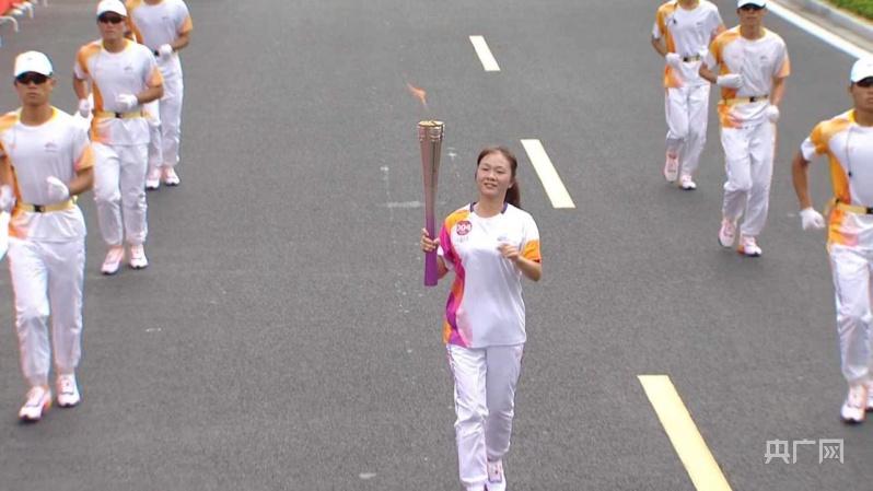 亚运来了｜向着梦想奔跑，温暖人心的火炬手(图1)