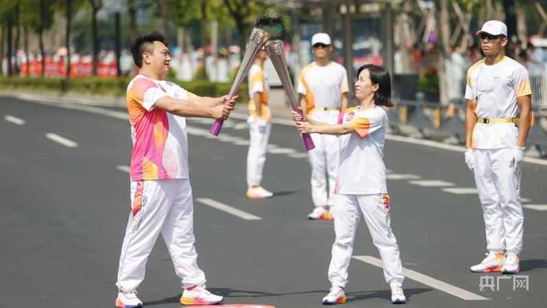 亚运来了｜向着梦想奔跑，温暖人心的火炬手(图2)
