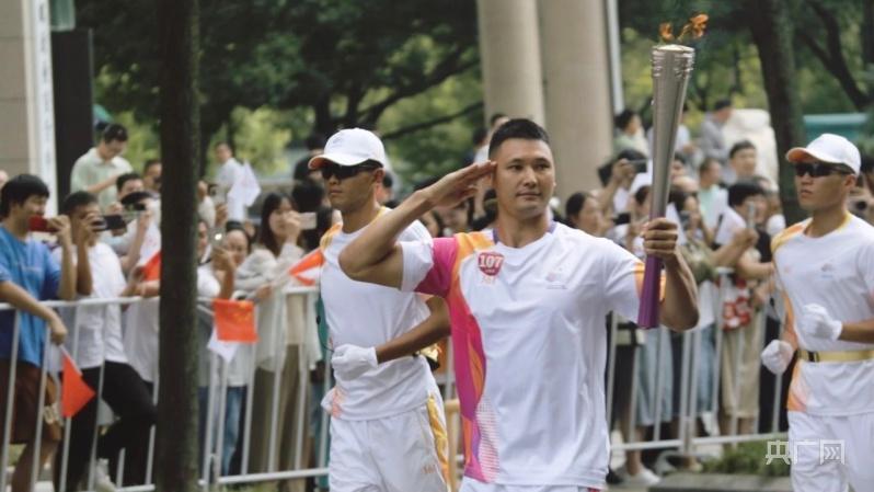 亚运来了｜向着梦想奔跑，温暖人心的火炬手(图3)