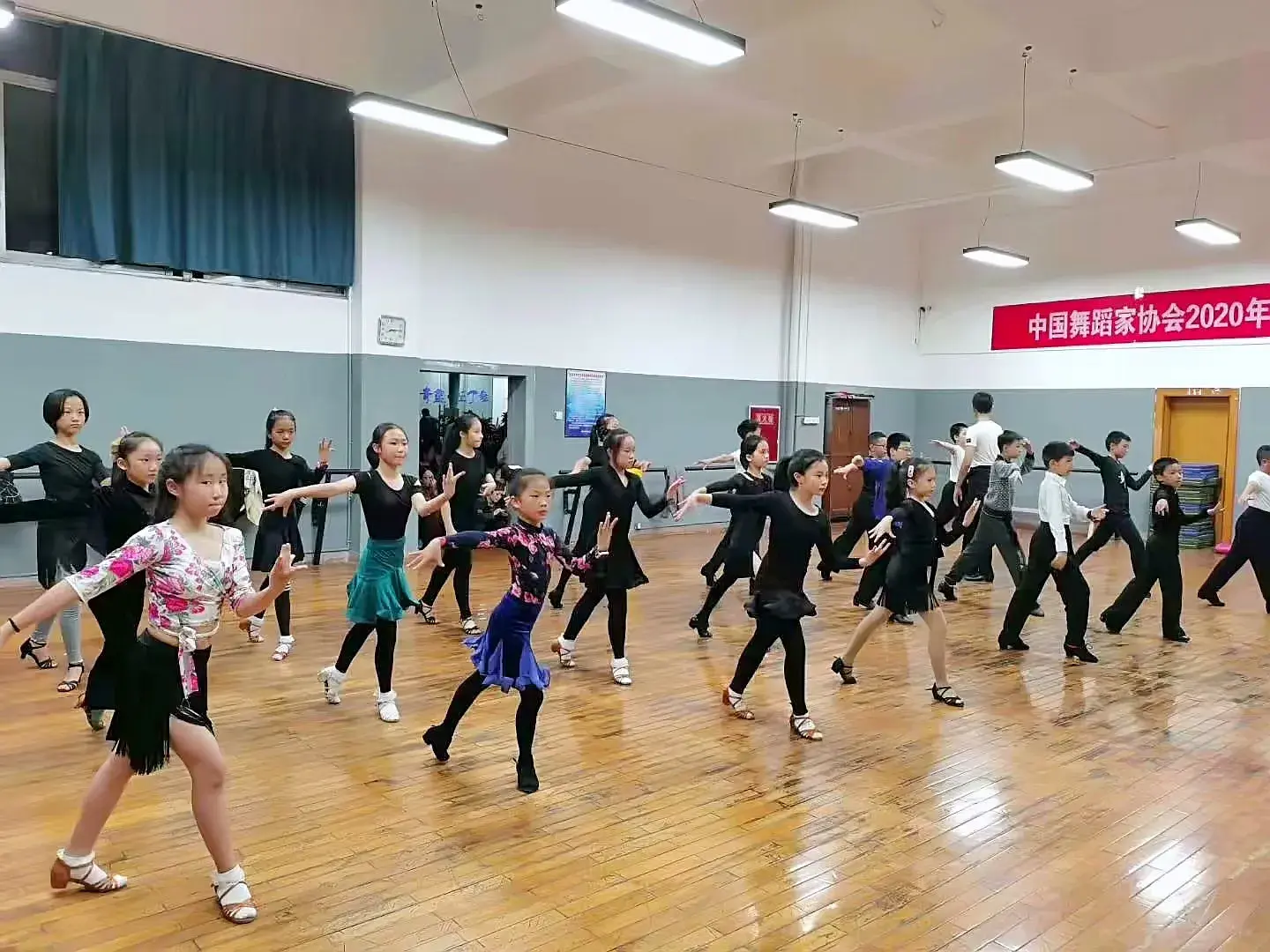 标题：拉丁舞：热情的火焰，无尽的魅力(图5)