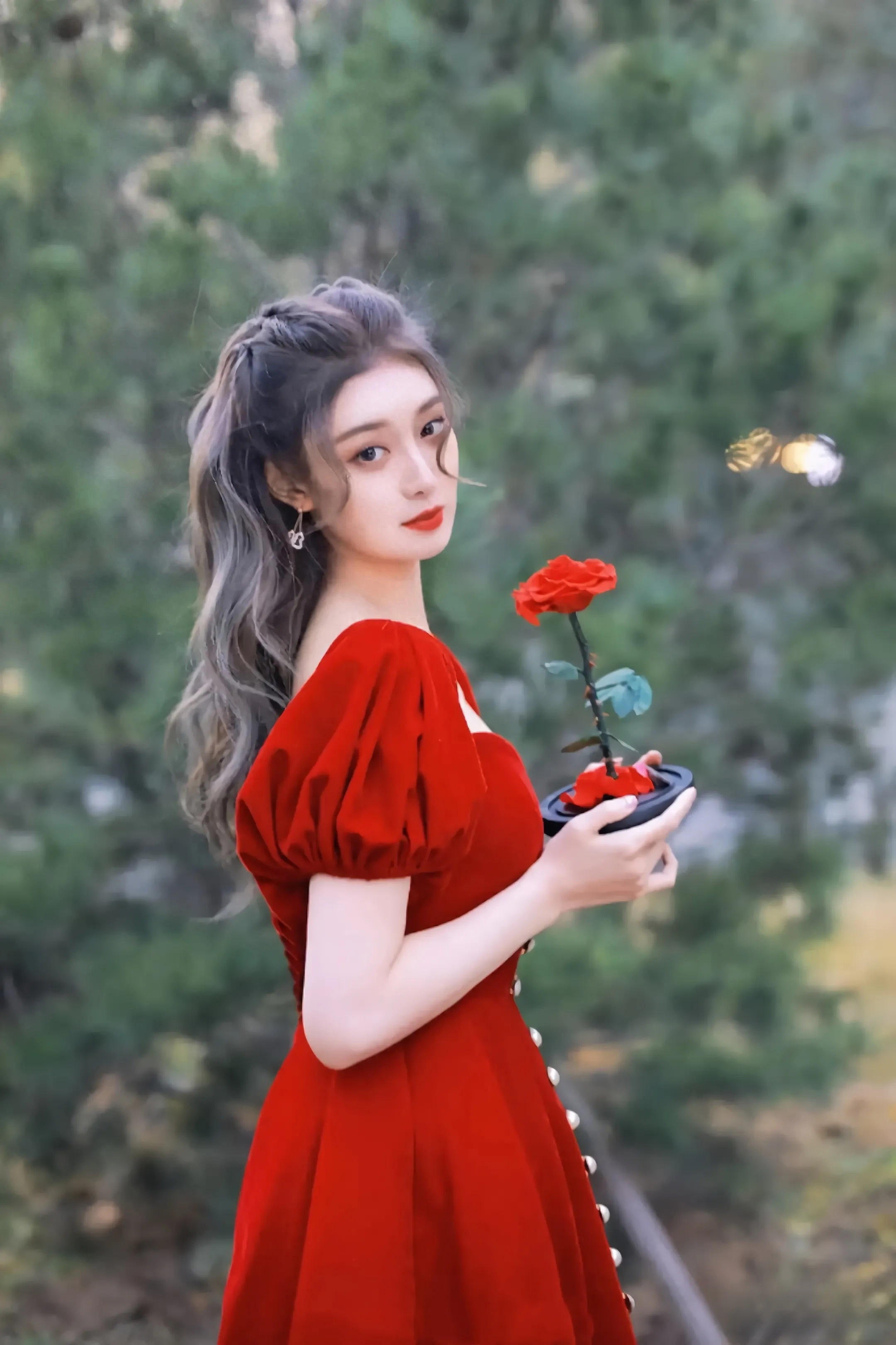 唯美写真：红玫瑰，捧在手掌，感受温柔的触感(图4)