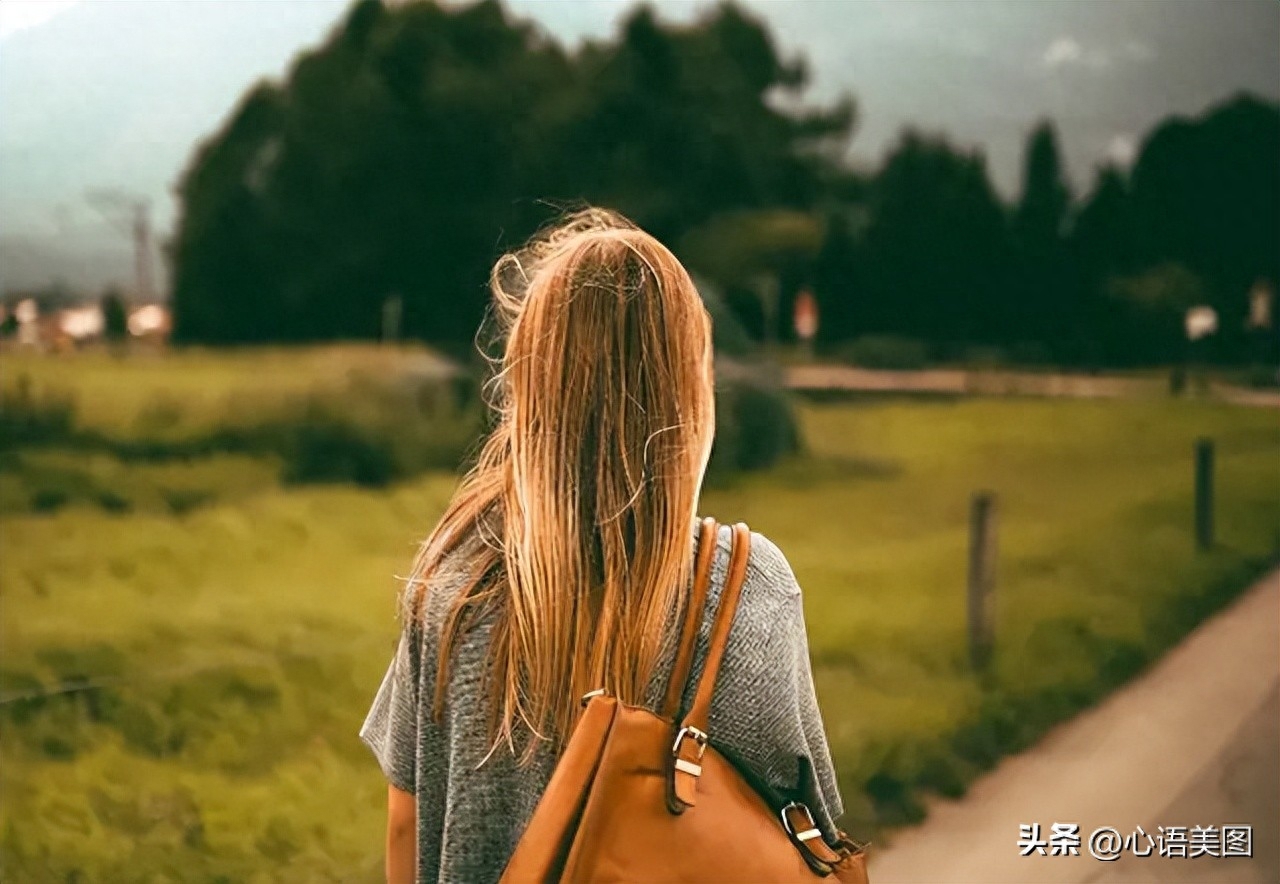 朋友圈阳光句子文案：携着满满自信善良，在岁月长河里乘风破浪(图6)